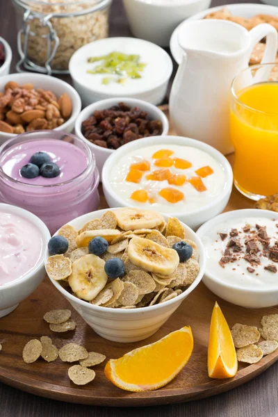 Colazione a buffet con cereali, yogurt e frutta su vassoio di legno — Foto Stock