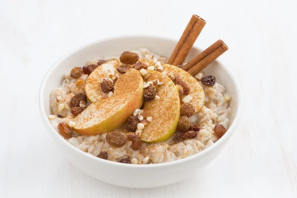 Healthy breakfast - oatmeal with apples, raisins and cinnamon — Stock Photo, Image