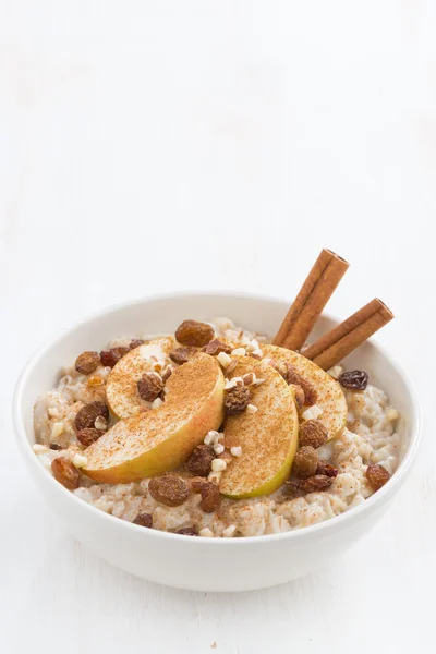 Healthy breakfast - oatmeal with apples, raisins and cinnamon — Stock Photo, Image