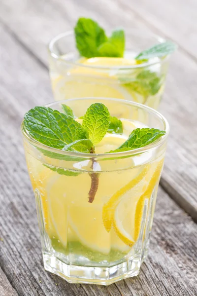 Uppfriskande mint saft i glasögon, närbild — Stockfoto