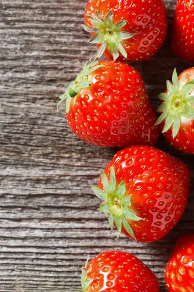 Trä bakgrund med färska jordgubbar, vertikal — Stockfoto