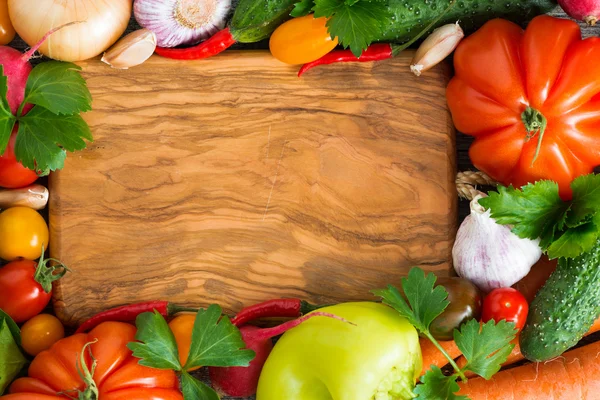 Dřevěná deska na recept, koření a čerstvá zelenina, pohled shora — Stock fotografie