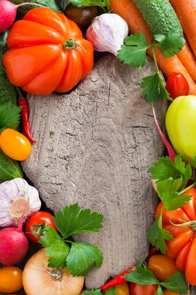 テキスト、スパイスと新鮮な野菜、トップ ビュー用の木製ボード — ストック写真