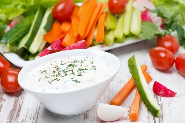 Yoghurt sauce with mustard and fresh vegetables — Stock Photo, Image