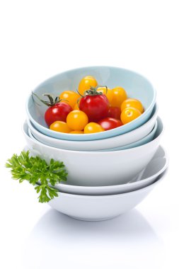 temiz kase, çeşitli kiraz domates ve maydanoz, izole