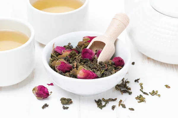 Green tea with rosebuds, cups and teapot — Stock Photo, Image