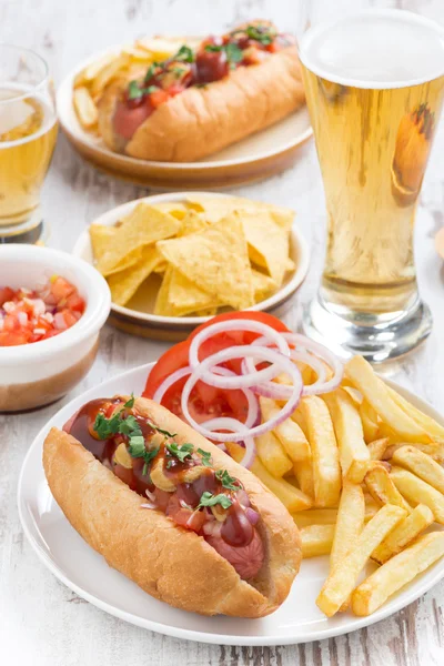 Hot-dogs avec frites, bière et snacks, vertical — Photo