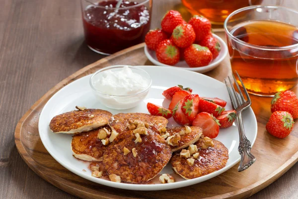 Pancakes with fresh strawberries and cream, jam and tea — Stock Photo, Image