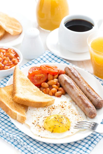 Pequeno-almoço inglês delicioso tradicional com salsichas — Fotografia de Stock