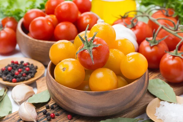 Yellow and red cherry tomatoes in wooden bowls, horizontal — Stock Photo, Image