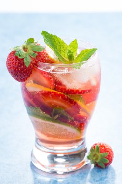 kokteyl ile taze çilek ve narenciye gözlük, dikey