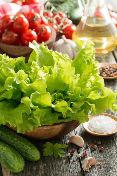 Cuenco con ensalada fresca, verduras, especias y aceite de oliva —  Fotos de Stock