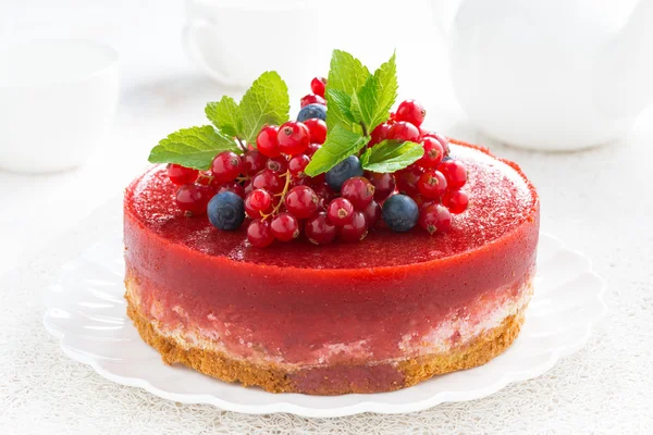 Tarta de queso con mermelada de bayas en un plato — Foto de Stock