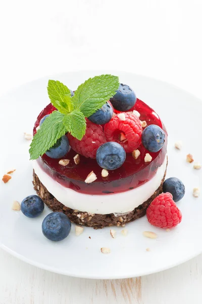 Смачний торт з фруктовим желе та свіжими ягодами — стокове фото