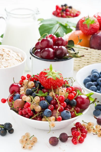 Verse bessen, fruit, granen en melk voor het ontbijt — Stockfoto