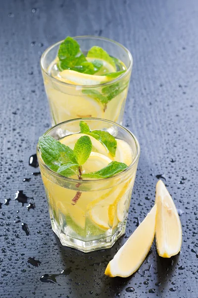 Färsk saft med mynta i glas på en mörk bakgrund — Stockfoto