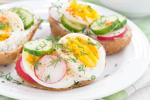 Brötchen mit gekochtem Ei und Gemüse, Nahaufnahme lizenzfreie Stockfotos