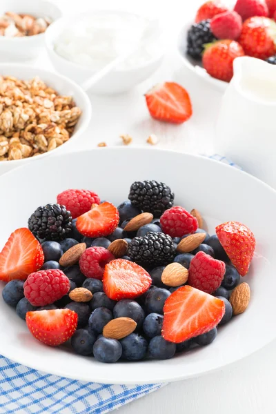 Breakfast with fresh berries, vertical, close-up — Stock Photo, Image