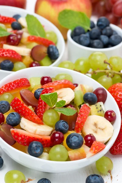 Deliciosa ensalada de frutas y bayas en un tazón — Foto de Stock