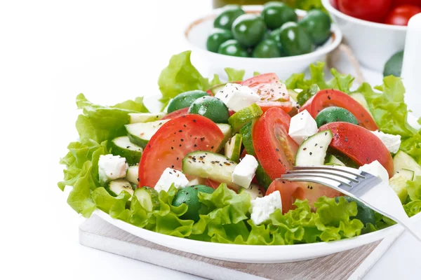 Zielona sałatka z warzyw, sera feta i składniki, na białym tle — Zdjęcie stockowe