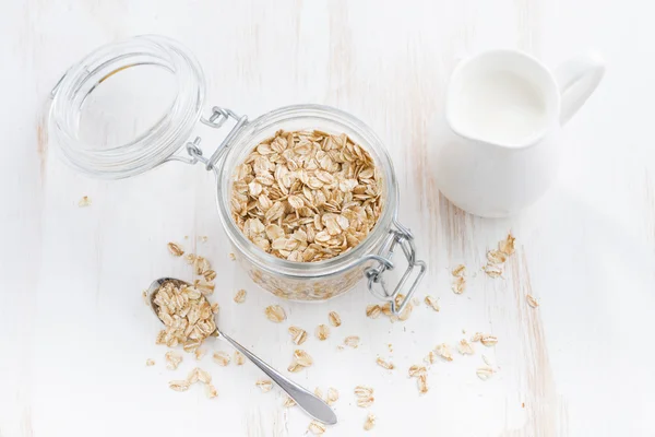 Granola casera en un frasco de vidrio y jarra de leche —  Fotos de Stock