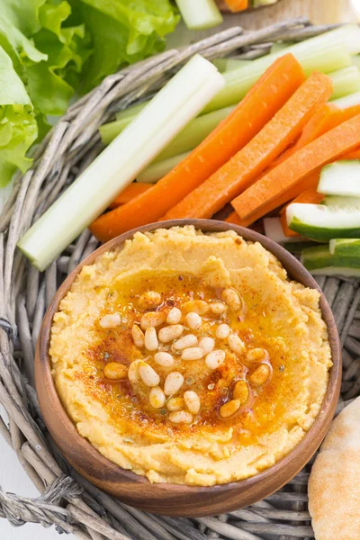 Hummus met pita brood en verse groenten, bovenaanzicht, verticaal — Stockfoto