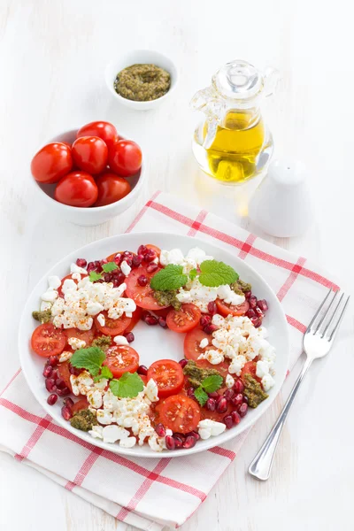 Італійський салат з помідорів чері, сиром, м'ята песто — стокове фото