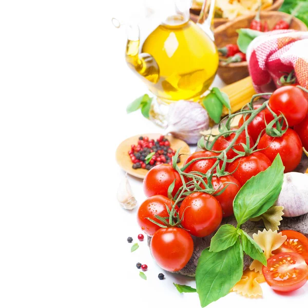 Ingredientes de la comida italiana: tomates cherry, albahaca y pasta —  Fotos de Stock