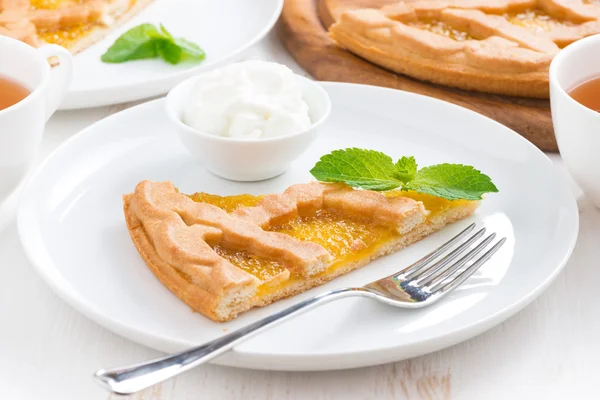 Piece of fresh apple pie with whipped cream on a plate — Stock Photo, Image