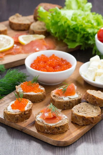 Förrätter - toast med saltad lax och röd kaviar — Stockfoto