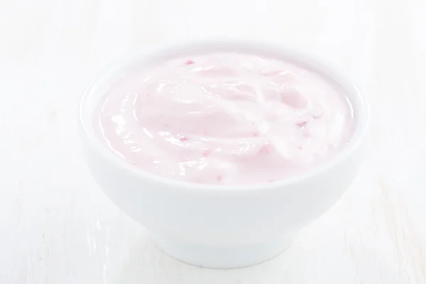 Yogurt de bayas en un tazón blanco, enfoque selectivo — Foto de Stock