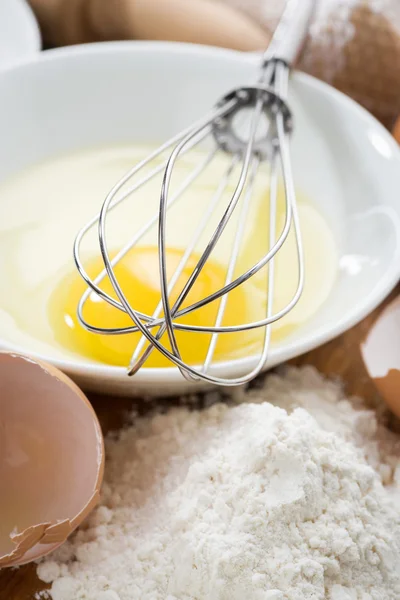 Huevo, harina e ingredientes para hornear, enfoque vertical y selectivo — Foto de Stock
