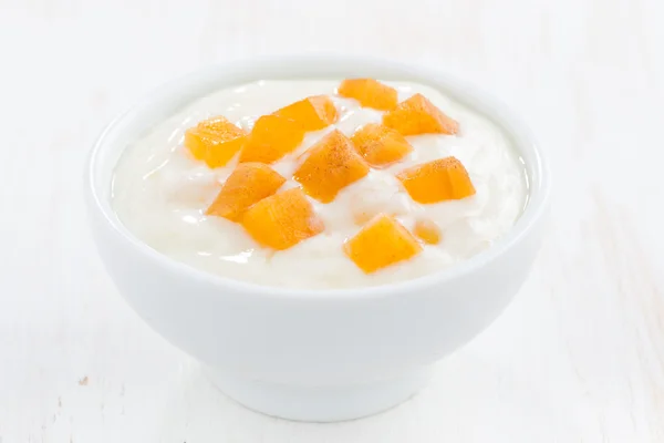 โยเกิร์ตผลไม้ในชามสีขาว — ภาพถ่ายสต็อก
