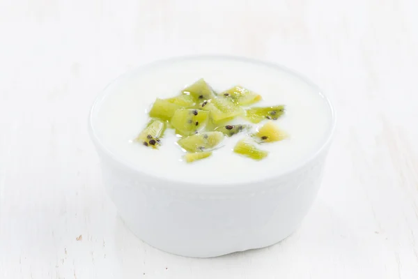 Yogur de frutas con kiwi en un tazón blanco — Foto de Stock