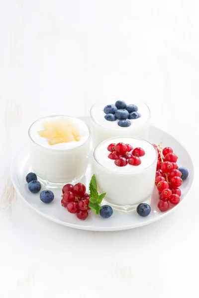 Natural yogurt with fresh berries in glass jars, vertical — Stock Photo, Image