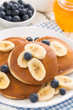 muz, bal ve yaban mersini Kahvaltıda krep