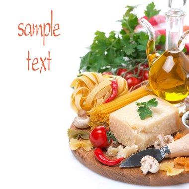 Parmesan, baharatlar, zeytin yağı, makarna ve otlar, izole