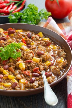Meksika baharatlı yemek chili con carne kahverengi seramik tabak