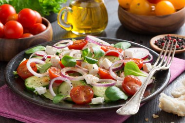 Peynirli sebze salatası.