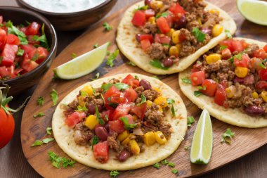 chili con carne ve ahşap tahta üzerinde domates salsa ile ekmeği