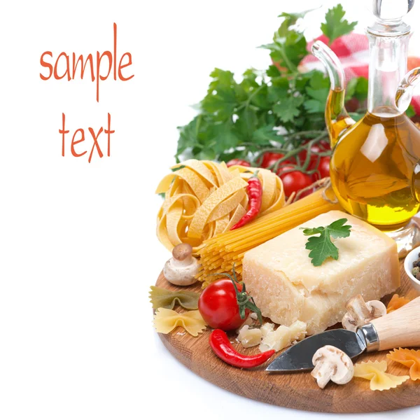 Parmesan, baharatlar, zeytin yağı, makarna ve otlar, izole — Stok fotoğraf