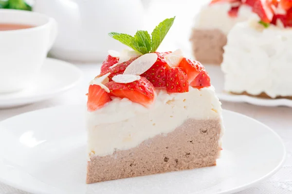 Piece of cake with whipped cream, strawberries and tea — Stock Photo, Image