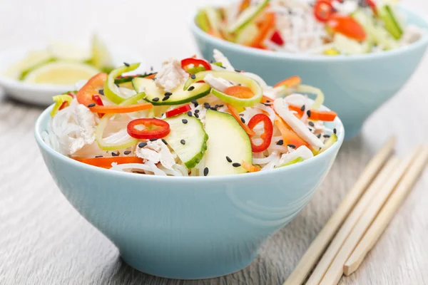 Thai salad with vegetables, rice noodles, chicken and sesame — Stock Photo, Image