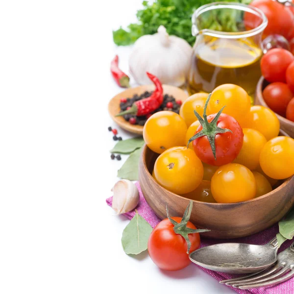 Żółte i czerwone pomidory w drewniane miski, oliwy z oliwek — Zdjęcie stockowe
