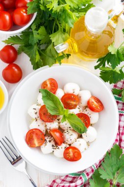 Geleneksel salatası mozzarella ve domates, dikey