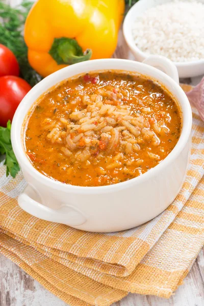 Sopa de tomate con arroz y verduras, vertical, vista superior —  Fotos de Stock