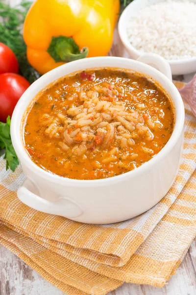 Zuppa di pomodoro con riso e verdure, verticale, vista dall'alto — Foto Stock