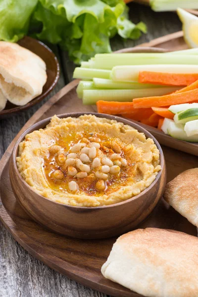 Hummus tradicional com pão de pita e legumes, vertical — Fotografia de Stock