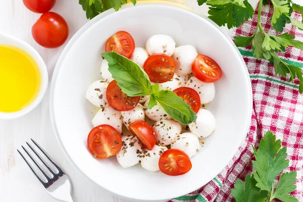 Traditional salad with mozzarella and cherry tomatoes, top view — Stock Photo, Image