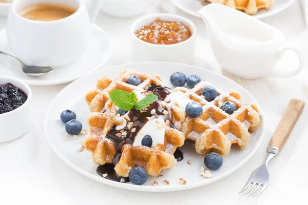 Gofres con arándanos frescos, crema y salsa de chocolate — Foto de Stock